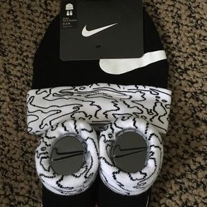Nike hat and booties set